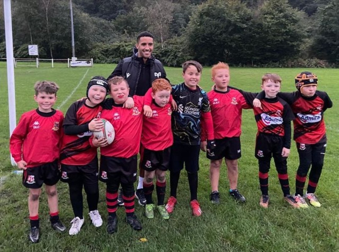CwmafanRugby's tweet photo. Many thanks to @keelangiles123 and @CommunityOsprey for the training session with our Minis this evening, thoroughly enjoyed by all. #TheFutureIsRed https://t.co/73HqGHLzHp
