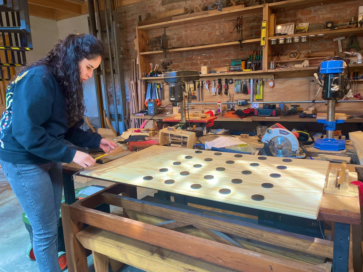 centro_nave's tweet photo. La comunidad del barrio Yungay hoy se reúne en el clásico #Bingo para celebrar la Fiesta de la Primavera 💐 

Y nuestros vecinos y amigos de Museo Taller prepararon un hermoso bingo de madera para contar números y entregar los premios 🎉 

Les esperamos hoy @PrimaveraYungay https://t.co/oIj7YN9NHI