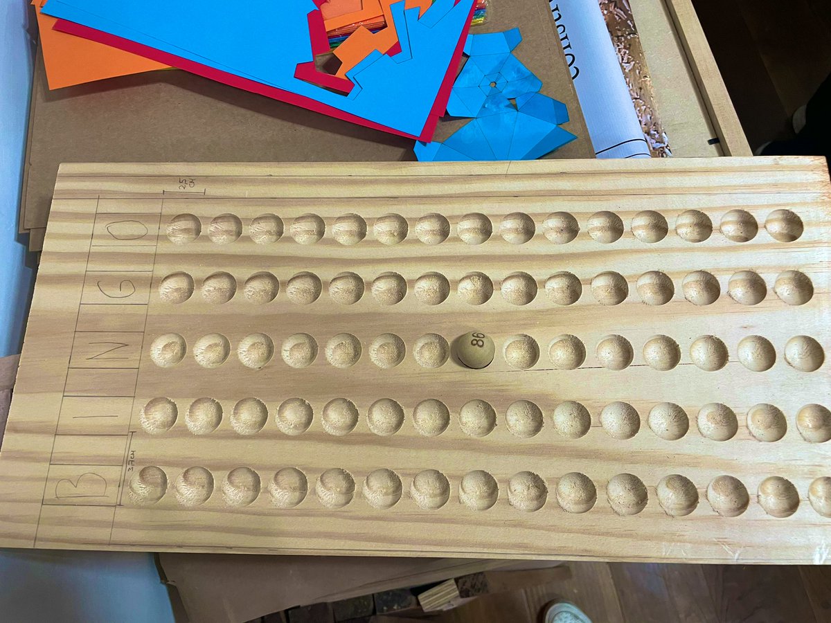 La comunidad del barrio Yungay hoy se reúne en el clásico #Bingo para celebrar la Fiesta de la Primavera 💐 

Y nuestros vecinos y amigos de Museo Taller prepararon un hermoso bingo de madera para contar números y entregar los premios 🎉 

Les esperamos hoy <a href="/PrimaveraYungay/">Primavera en Yungay</a>