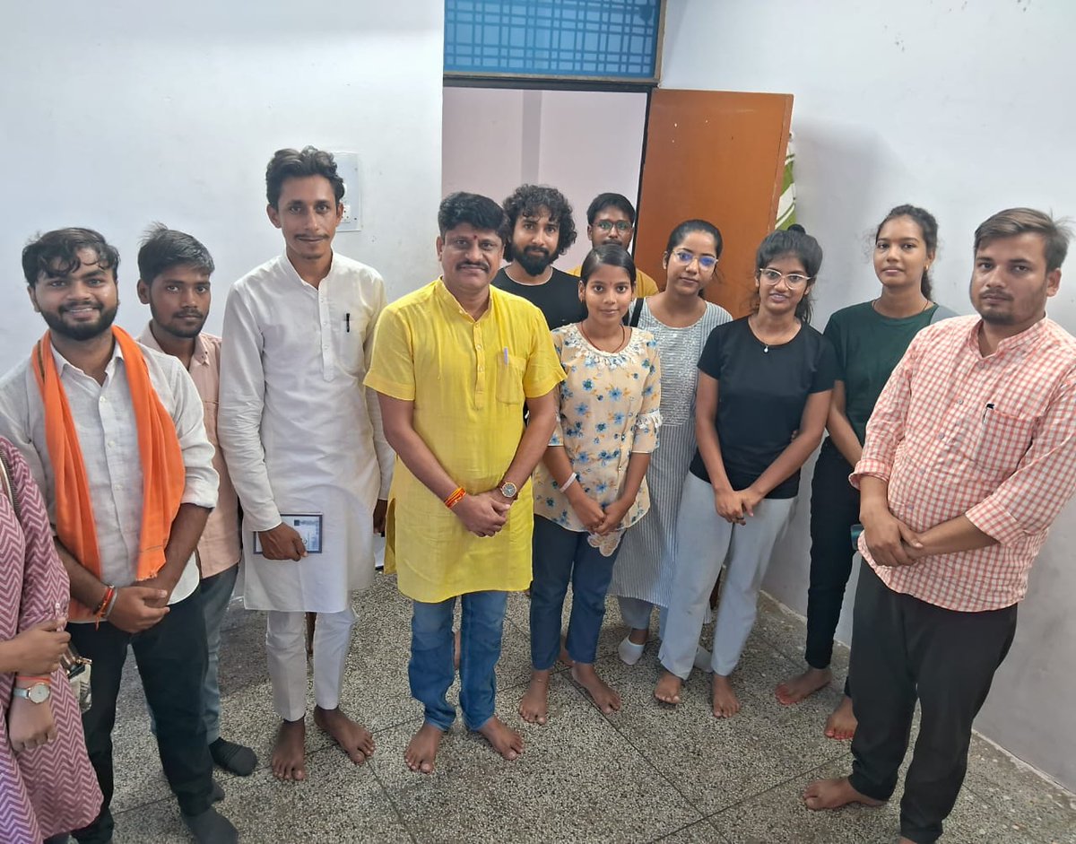 KashiManch's tweet photo. RKM काशी प्रांत, इलाहाबाद विश्वविद्यालय 
 इलाहाबाद विश्वविद्यालय इकाई के राष्ट्रीय कला मंच के कार्यकर्ताओं के साथ बैठक की गई। जिसमें प्रवासी कार्यकर्ता के रूप में राष्ट्रीय कला मंच के राष्ट्रीय प्रमुख श्री JP निरंजन जी एवं राष्ट्रीय कला मंच के प्रांत संयोजक अश्वनी जी का रहना हुआ https://t.co/9jpAEmQAxO