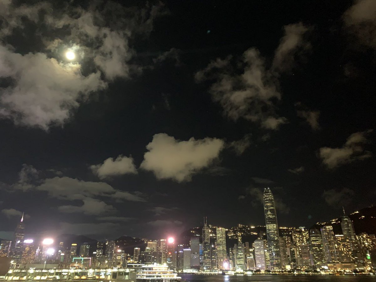 It’s almost the Mid-Autumn Festival, and the moon is very round and bright. Look, the moon is already round. When will you reunite with me?