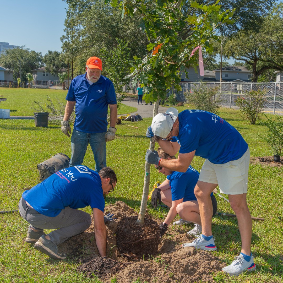 greenscapeofjax's tweet photo. Shaded paths, more wildlife, neighborhood beautification& stormwater uptake: we checked all the boxes at our first #treeplanting of the season. Plus a litter pickup! What a great team @deutschebank - thank you!! @jaxparkscoj @cityofjax
#WeDigTrees #urbanforest #communityspirit https://t.co/QNQYTpEmD5