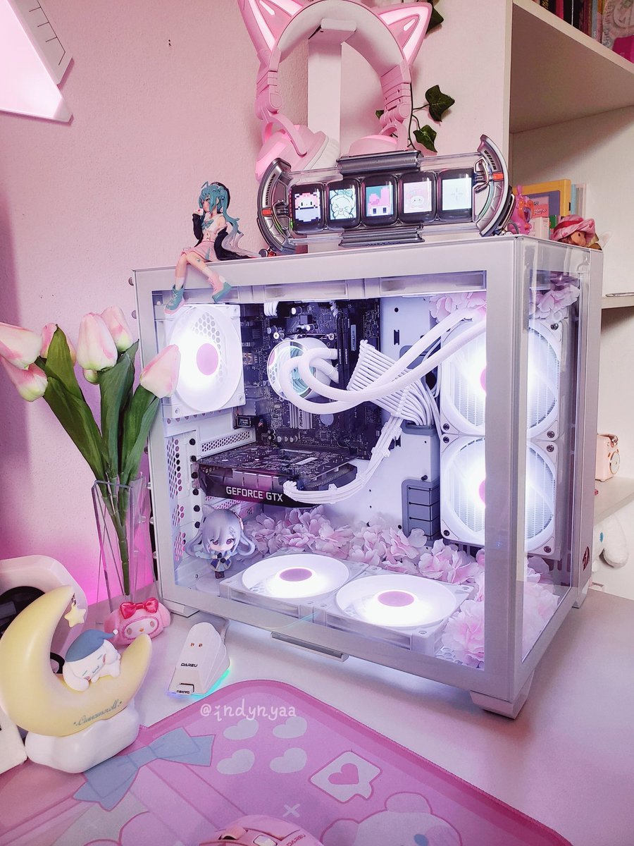IndyNyaa's tweet photo. O meu filho tá lindo,mas preciso urgentemente trocar minha placa mãe,processador e a placa de vídeo  aaaaa marcas me notem e me manda um pra fazer publi 😭

#setup #pcbuild #setuprosa #setupbr https://t.co/W2oIHhEQmX
