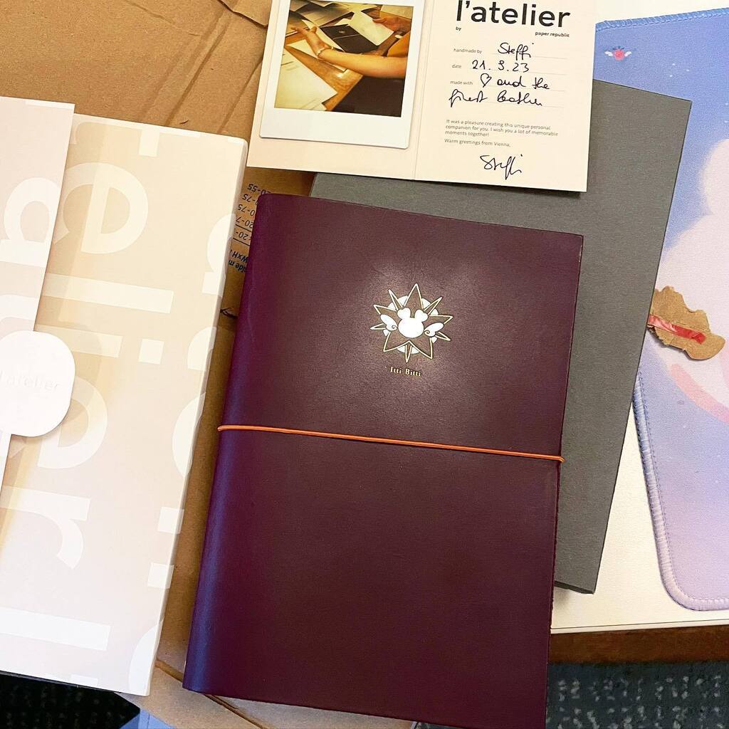 sakuradragon's tweet photo. Thanks for this really high quality, handmade and custom journal cover from @paper_republic all the way in Venice, @unartifex !!! ๐ฅน
We can match now!! Itโs so precious, especially the graphic embossed on the cover. I love it soooooo much!!
#paperrโฆ https://t.co/cJBihtN9JC https://t.co/XOGN8omzKx