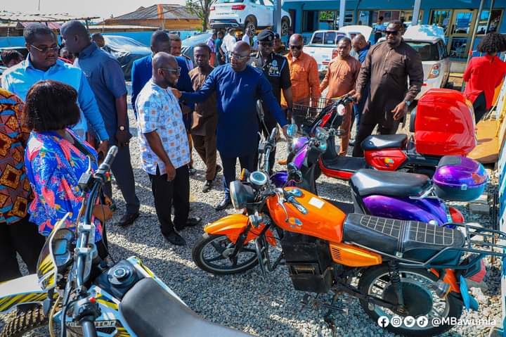 Dr. @MBawumia writes: 

I paid a visit to a start-up, SolarTaxi, a wholly owned Ghanaian manufacturer of electric vehicles and the third largest electric vehicle manufacturer in Africa. They manufacture motorcycles, cars, and buses. It was a pleasure to take a ride in one of…
