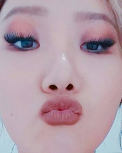 BrasilMOO's tweet photo. "Minha boca parece um cu" — #Hwasa no Fancafe em 2017. https://t.co/prOIDNYSFh