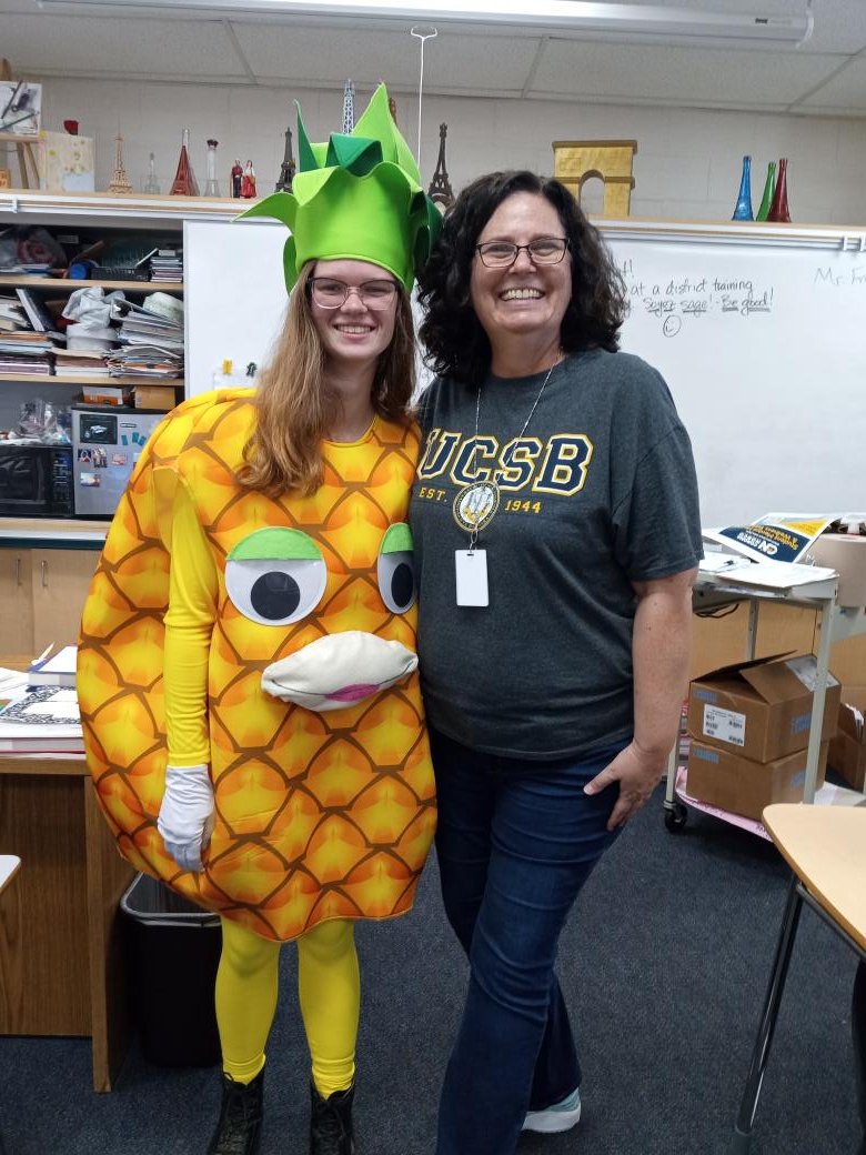 SHSAudrey_Smith's tweet photo. This absolutely made my day!! Dress as your favorite character--l'ananas from Téléfrançais! 🍍💚🍍🦈 #shsbeashark #Téléfrançais #todayatshs @SantiagoSharks @CNUSD https://t.co/uyOdZ0gdPl