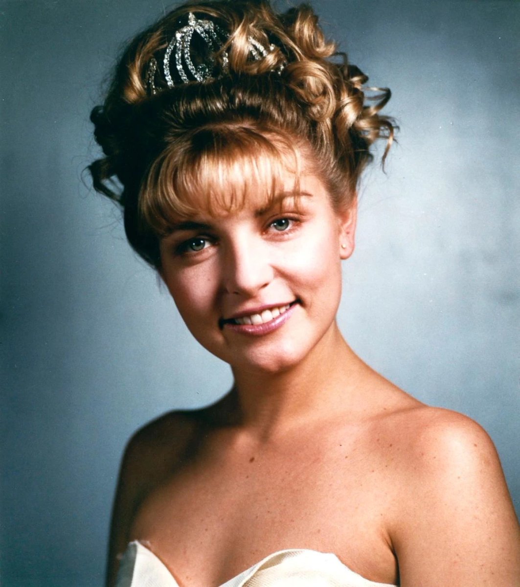 NewJaneB's tweet photo. La nuit dernière j’ai rêvé que Laura Palmer avait un kidisecret selfie, j’vous laisse imaginer la tête de Dale Cooper 

(Vraiment faut stopper Twin Peaks) https://t.co/oW6Mys6MN5