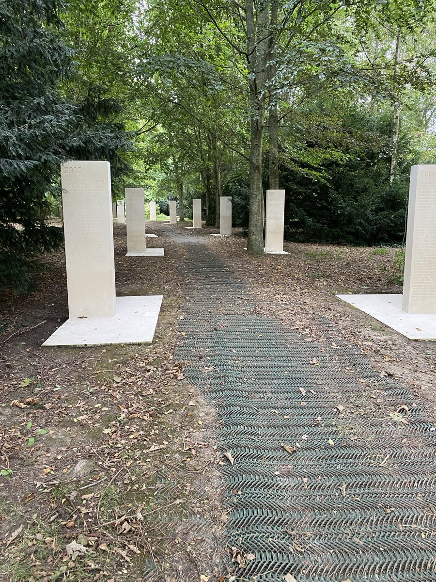 HansenJournal's tweet image. Einzigartig auf der Welt: Das Reporterdenkmal, das Bayeux mit ⁦⁦@ReporterSans⁩ errichtet hat. Eingraviert sind die Namen von Journa­listen, die seit 1944 bei der Arbeit getötet wurden. Jedes Jahr kommen neue hinzu. Für #Pressefreiheit und #Demokratie.