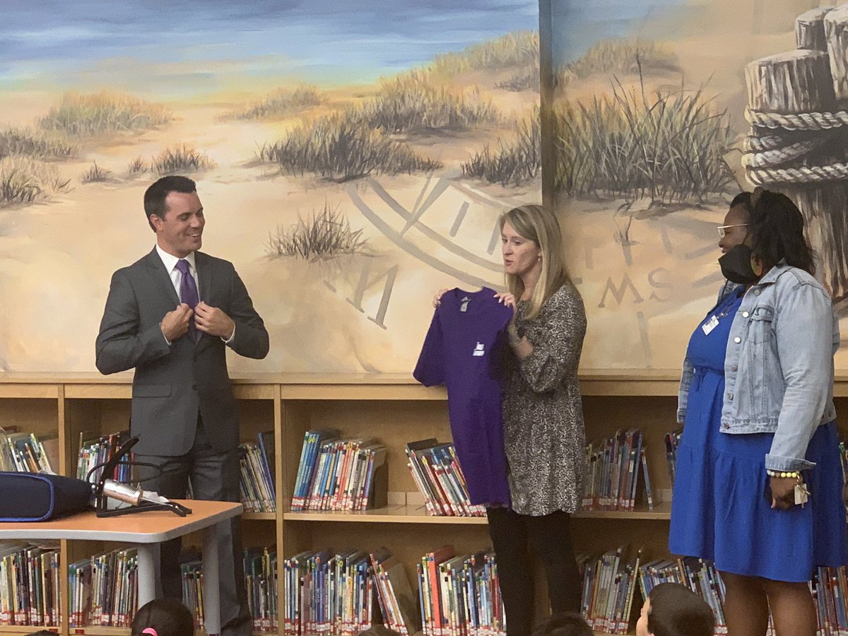 TiffancyV's tweet photo. Thank you, @MHendersonWTKR, for taking the time to come visit Thalia Elementary’s 4th graders! Your presentation was so aligned with our curriculum and also so engaging, I feel we are all walking away as meteorologists and weather experts! https://t.co/ILsWwqTdgK