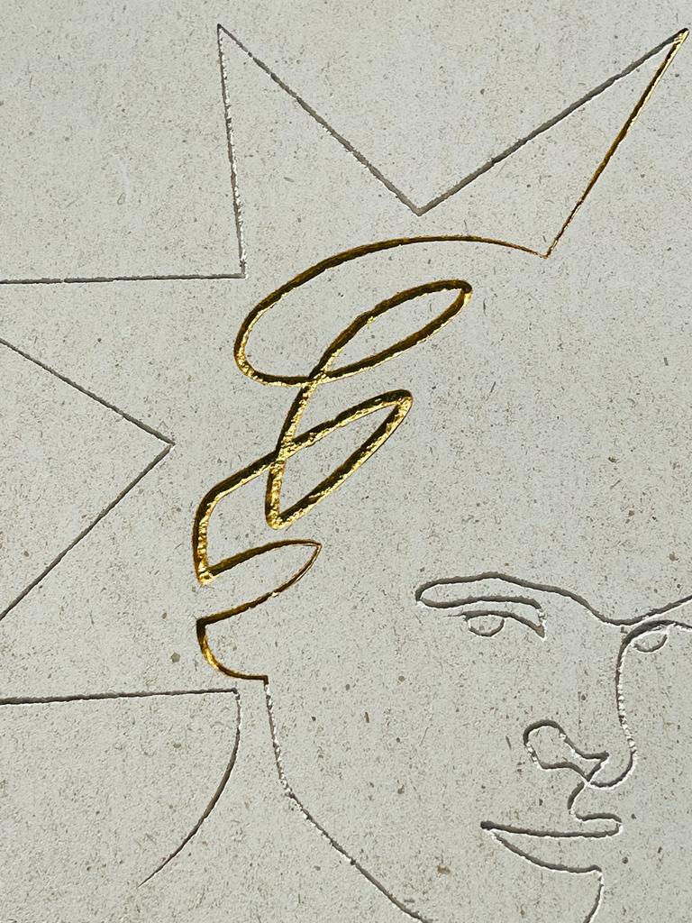 quibelog's tweet photo. Se tient actuellement à Deauville le 119 eme Congrès des Notaires. L'occasion de dessiner Junon, patronne de la profession (en un trait), et d'en faire une gravure aeropochée, rehaussée à l'or. #Ilovemyjob   #CDN2023 #Notaires #CongrèsdesNotaires2023 https://t.co/xmFDjy50c7