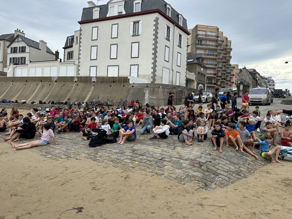 LucasSophie7's tweet photo. Rencontre UNSS district plage de Rochebonne St Malo. Au programme Surf/ Longe côte/ Volley/ Hand/ bad.
🏄🏻‍♀️🤾🏻🏸🏐🌊⁦@CollegeMalo⁩ ⁦@acrennes⁩ ⁦@UNSS_Bretagne⁩ https://t.co/GHY36eOmMx