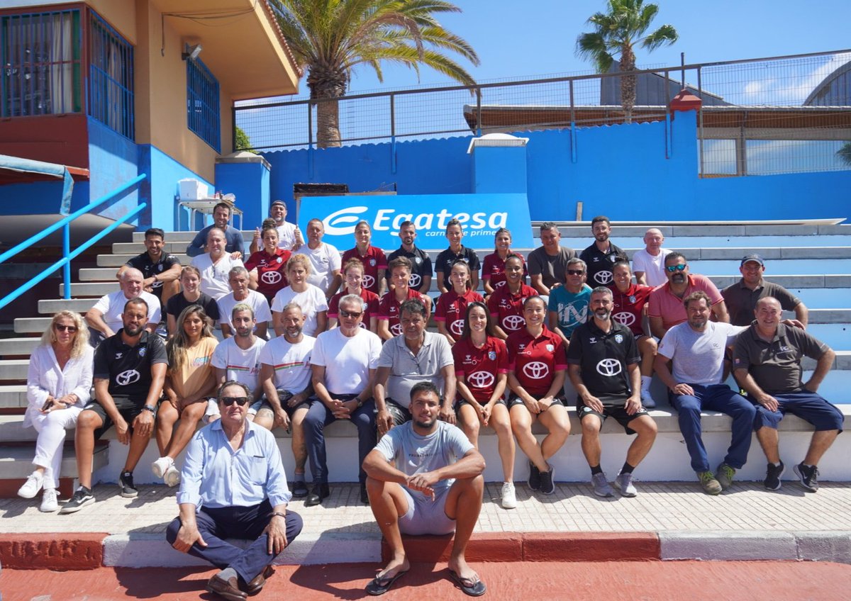 CDTFemenino's tweet photo. 💙🤍📸 |CLUB| Hoy tuvo lugar una comida de confraternización con operarios de @adeje y con la estrecha colaboración de Egatesa 🙌🫶 

Eternamente agradecid@s por su incansable labor para que nuestra casa esté lista para este domingo 🤝🔝

#UDTenerife #ContigoVamosAPorMás https://t.co/rhfWOf8bca