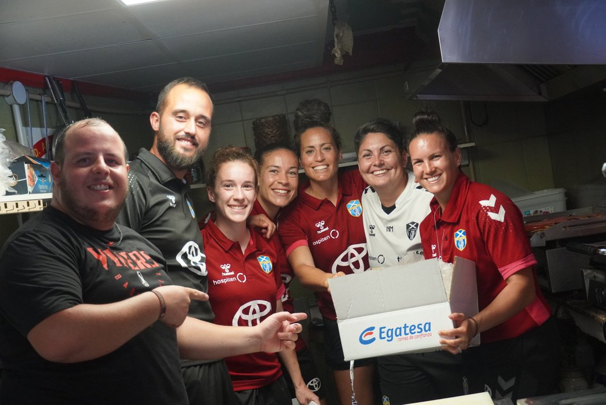 CDTFemenino's tweet photo. 💙🤍📸 |CLUB| Hoy tuvo lugar una comida de confraternización con operarios de @adeje y con la estrecha colaboración de Egatesa 🙌🫶 

Eternamente agradecid@s por su incansable labor para que nuestra casa esté lista para este domingo 🤝🔝

#UDTenerife #ContigoVamosAPorMás https://t.co/rhfWOf8bca