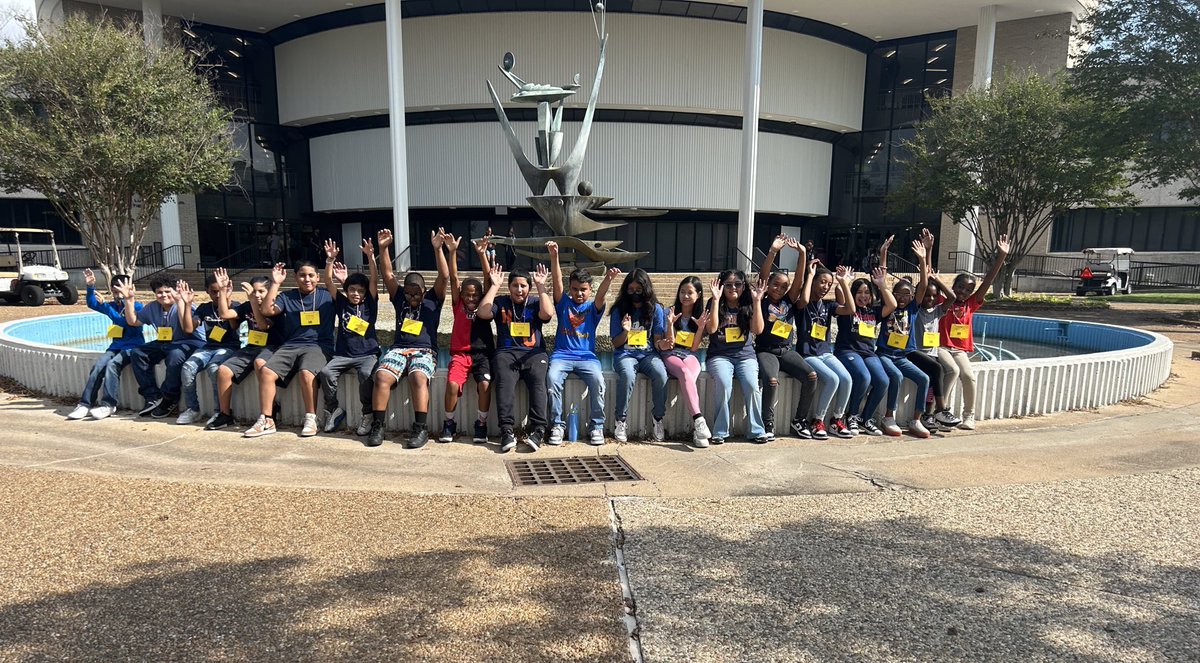 HoosTeaching's tweet image. Fifth Grade Kids to College field trip! 

We took a trip to Texas Southern University today. Students are looking forward to a possibility of college in their future. #LearningisanAdventure #FindtheGood