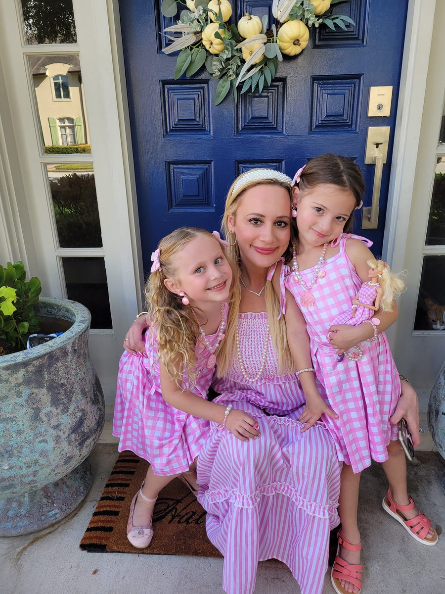 DrFranklinRose's tweet photo. On the way to a double birthday party (Barbie themed) for both granddaughters. Aspen turned 5 and Holland turned 7! With beautiful mommy @EricaTheRoseEsq. The party was @FloatBaby attended by about 40 revelers on Saturday!! https://t.co/awlDG7KzGR