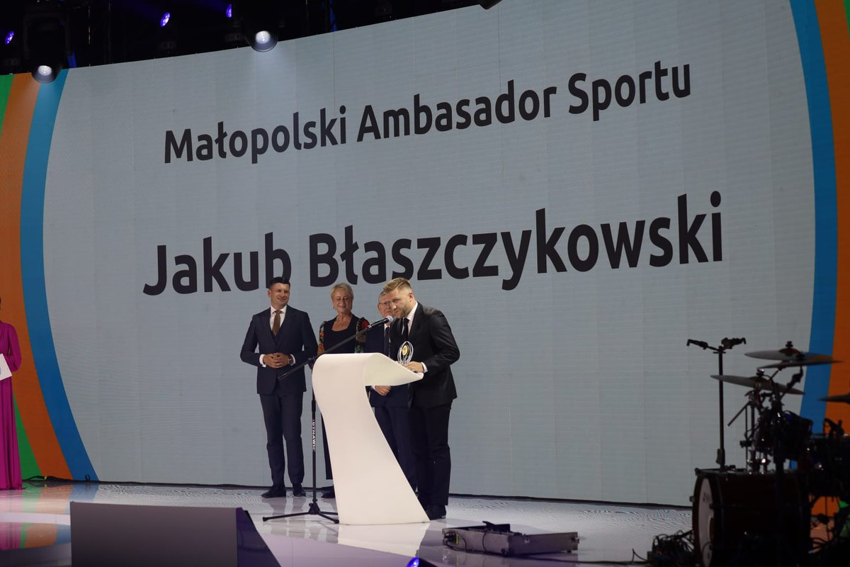 sbs_eksit's tweet photo. Kolejną osobą wyróżnioną nagrodą MAŁOPOLSKI AMBASADOR SPORTU jest @Blaszczykpl za zasługi dla polskiego sportu, wpływ na rozwój @malopolskaPL i działalność społeczną poza boiskiem.
#EKSiT2023 #EKSiT #Kongres2023 https://t.co/82flTCefhr