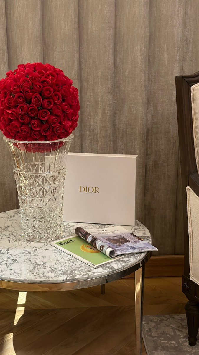 ✍️
.. 
لقاء بلا موعد ..
ولا صوت…
ولكنه كان لقاء ..
بين ابجديات حروفنا ..
التي تآلفت فيما بينها ..
لتلتقي بحصيلة من الكلمات ..
التي انسجمت ببعضها..
بلا صوت ولا لقاء..
كانت المشاعر تتحدث.. 
والقلوب تنبض..
والأرواح حاضرة..
رغم البعد..!
كنت هناك في أجمل اللحظات ..
#هـمسآت_نآبَضهـ ❤️