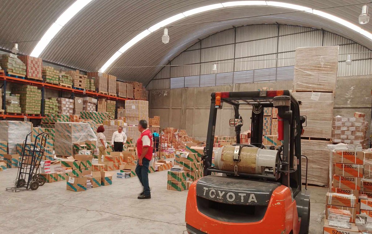 EducGuerrero's tweet image. 📖📚#LibrosDeTexto| Personal del almacén de libros de #Chilpancingo inició la distribución de libros de texto para las 54 secundarias generales, técnicas y estatales de la región Centro. 👫🏫