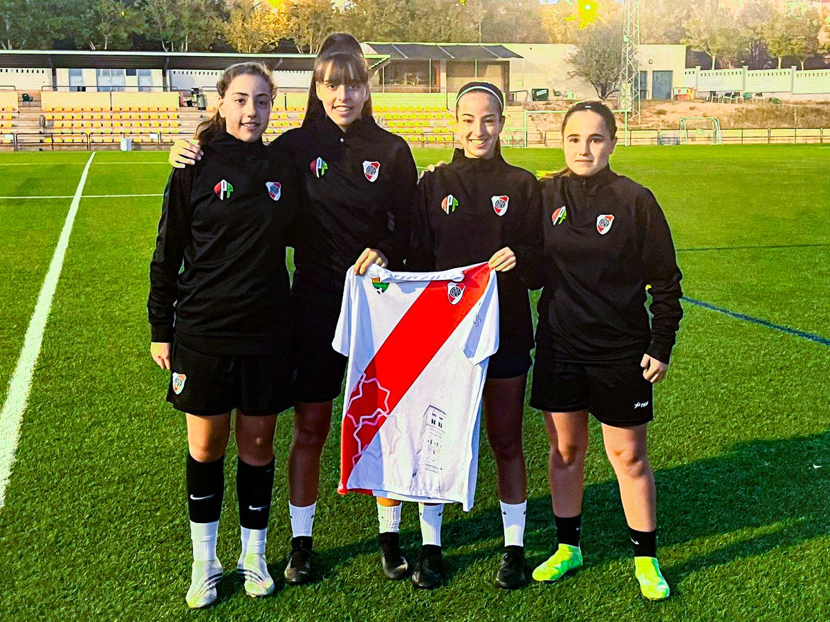 River_fuenes's tweet photo. Hoy aplaudimos a Irene y Mara, convocadas para la selección Sub-15 Aragón Femenina, y a Maria y Lucía, convocadas para la Sub-17. ¡Que esta convocatoria sea el inicio de un brillante camino en el fútbol! 🌟 ⚽🔥
#futbolfemenino #sub15fem #sub17fem #sub15 #sub17 #yosoyderiver https://t.co/Ewo4ysuFCu