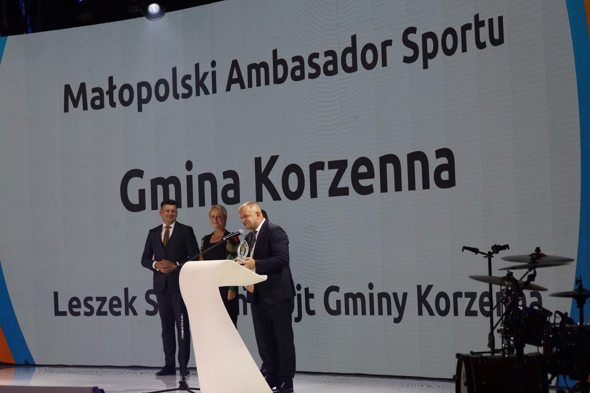 sbs_eksit's tweet photo. Ostatnią nagrodę MAŁOPOLSKI AMBASADOR SPORTU otrzymuje Gmina Korzenna. Nagrodę odbiera Wójt Gminy Korzenna, Leszek Skowron.
#EKSiT2023 #Kongres2023 https://t.co/aHK2ESJlZF