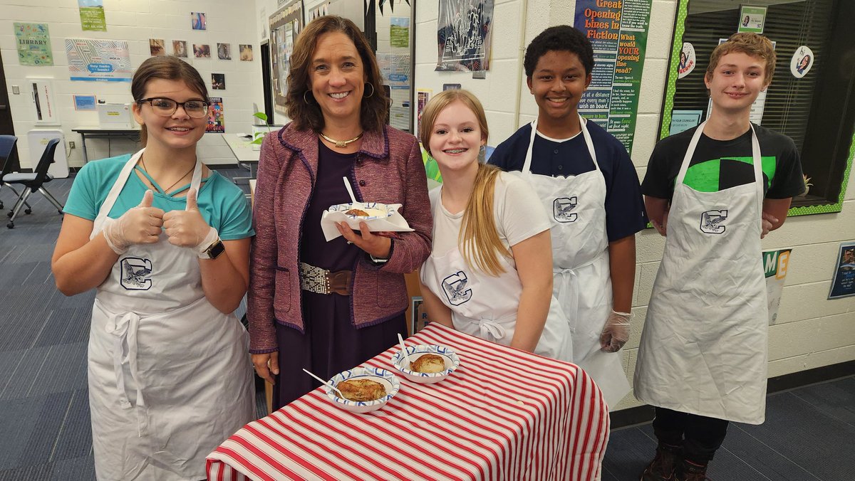 CloverEagles's tweet photo. Mrs. Yommer's students shared their apple desert with Dr. Quinn this afternoon at the 9th Grade Campus.
@cloverhighcte
#CSDinAction https://t.co/oeBqzgcKjv