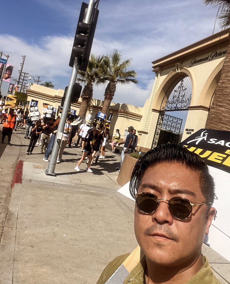 SAG members have been coming out to support WGA picketers since the beginning of this strike. 

It was great to see so many WGA members on the line in solidarity this AM at Paramount. 

Let’s win this for all of us🔥