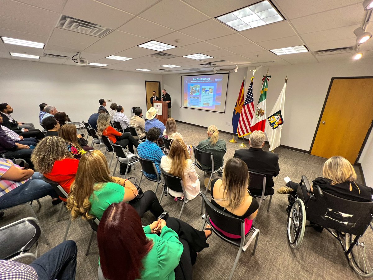 ConsulMexPho's tweet photo. Today, we welcomed in #Phoenix 16 Mayors from #Sonora to begin an extensive work agenda developed in the framework of the Formalization of Sister Cities Agreements between localities in #Arizona and #Sonora 🇲🇽🫱🏼‍🫲🏻🇺🇸.

#LocalDiplomacy 
#SisterCitiesAgreements https://t.co/tbK9IeRCfu