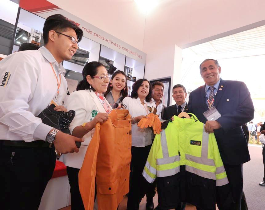 MinemPeru's tweet image. ✅El titular del #MINEM visitó el stand del @MINPRODUCCION, que promueve a las MYPE para que sean más productivas y competitivas. #PERUMIN36