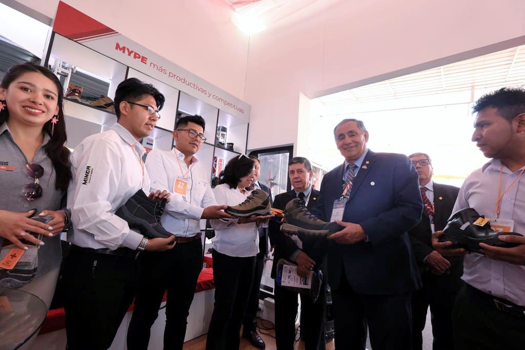 MinemPeru's tweet image. ✅El titular del #MINEM visitó el stand del @MINPRODUCCION, que promueve a las MYPE para que sean más productivas y competitivas. #PERUMIN36