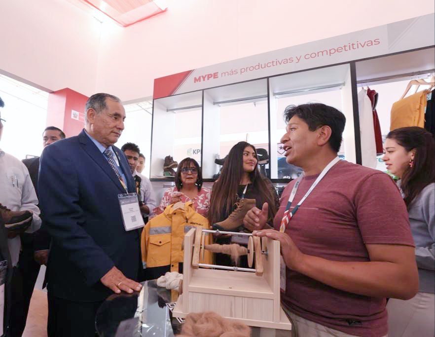 MinemPeru's tweet image. ✅El titular del #MINEM visitó el stand del @MINPRODUCCION, que promueve a las MYPE para que sean más productivas y competitivas. #PERUMIN36
