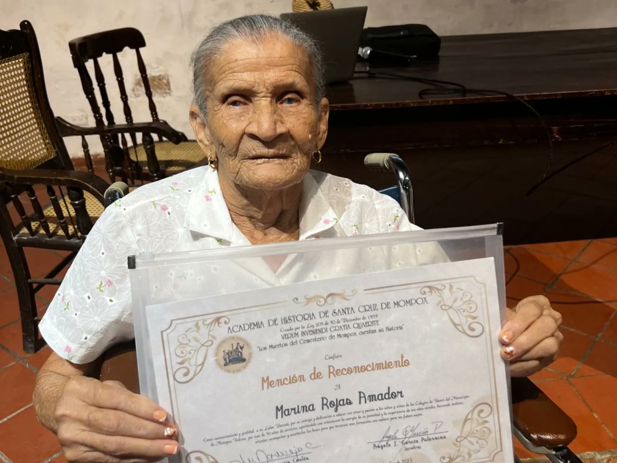AdHMompox's tweet photo. Celebrando el #MesDelPatrimonio en la noche de ayer la Académica Ángela García presento el tema: "Historia de los profesores de colegios de banco en Santa Cruz de #Mompox". https://t.co/svIPUY9g78