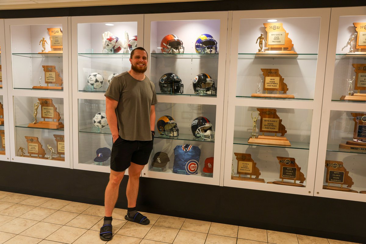 vianneygriffins's tweet photo. Thanks for coming by @KMM_9. Our GRIFFINS GONE PRO display case update is almost complete! #griffinsgonepro #beagriffin https://t.co/LREbpZckPE