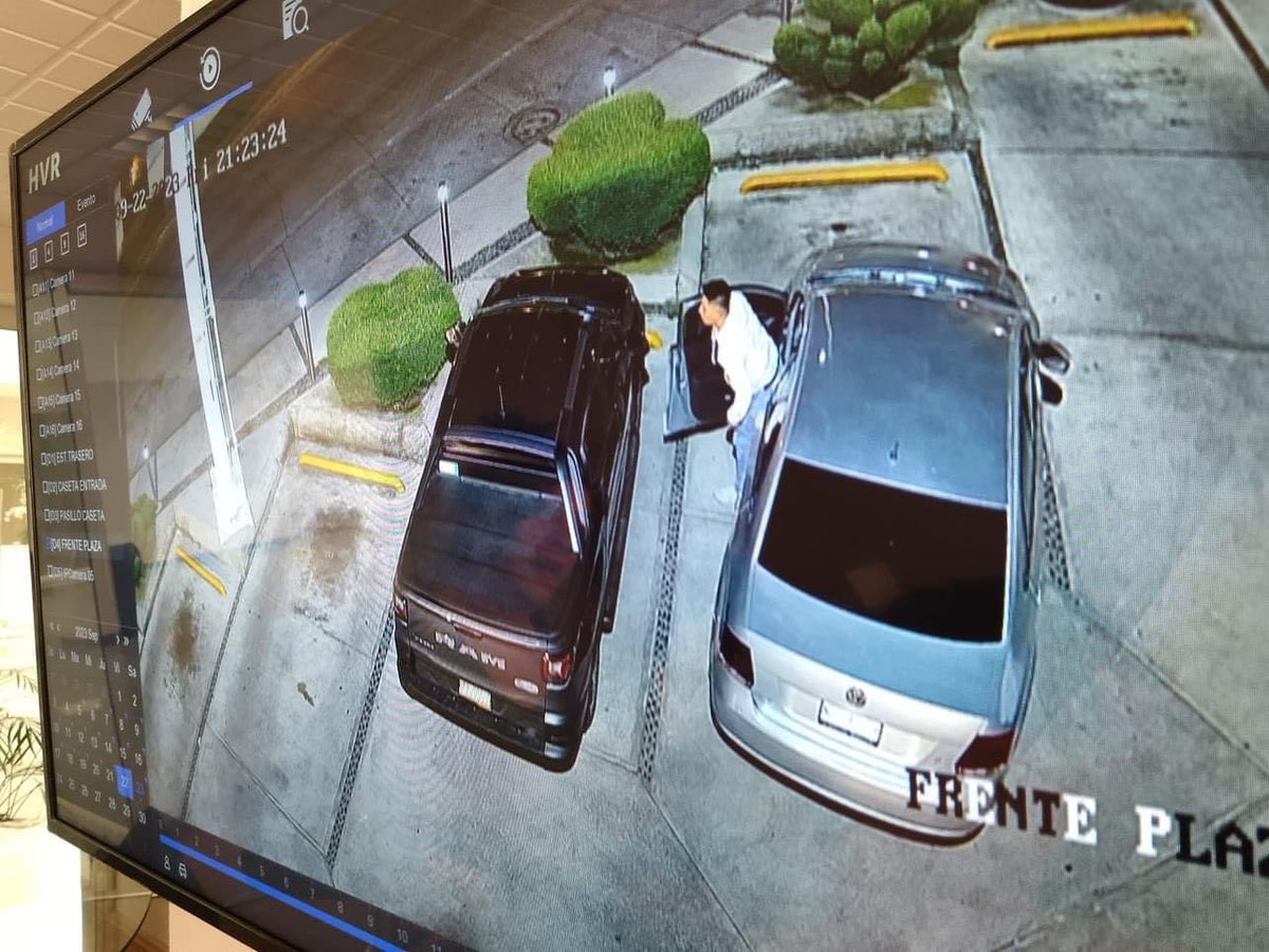 VozAsuncion's tweet photo. ⚠️CUIDADO⚠️

Vecinos de la Zona nos comentan que este pasado 22 de septiembre en el estacionamiento de la Farmacia Guadalajara, frente a Portofino en Av. paseo de la Asunción robaron un vehículo y extrajeron pertenencias.

Pedimos a @FerFlores_Emp y @MetepecPolicia su atención. https://t.co/ezoJYbkjhX