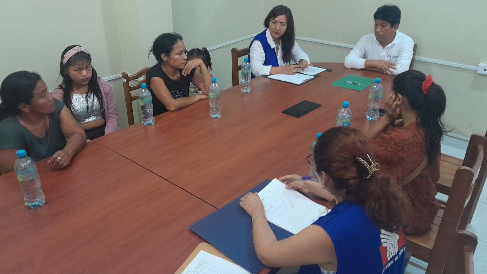 .Josué Gutiérrez, defensor del pueblo, se reunió en Pucallpa con familiares de líderes indígenas asháninka del caso Saweto, quienes expresaron su preocupación y disconformidad por nulidad de sentencia (Foto: Defensoría del Pueblo).