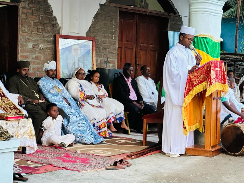 ETEmbassyKLA's tweet photo. Today on September16ofzEth.Calendar🇪🇹OrthodoxChristianChurch celebrates #Meskel eve holiday throughZvery #unique&btfl🇪🇹#Damera,z surrounding&lighting of #Chebo woodconstruction!!
H.E. @EtsegenetYimenu &all diplomats&staff present@ #MedehaneAlemChurch inUg🇺🇬celebrating this day!! https://t.co/dort6gnGGY