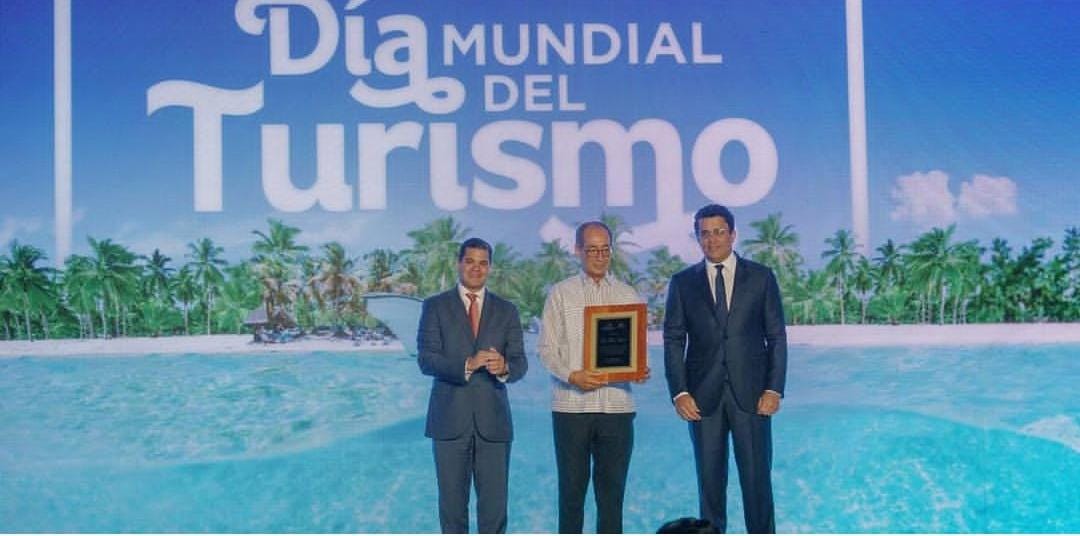 btccomdo's tweet photo. Día Mundial del Turismo nos sentimos felices  ya que el Ministerio de Turismo y Asonahores han reconocido a nuestro presidente Luis Felipe Aquino por su compromiso y significativas contribuciones al sector turismo, así como por su dedicación  a la formación de profesionales. https://t.co/pWMbaFDrA3