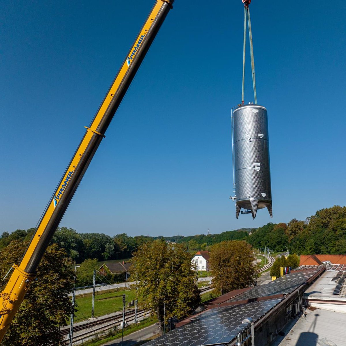 This is how we do it💪🏻remove the roof to make life more bubbly🥂4 new tanks, meaning 1.3 mio bottles charmat/year, 🍾Penina from S❤️nia