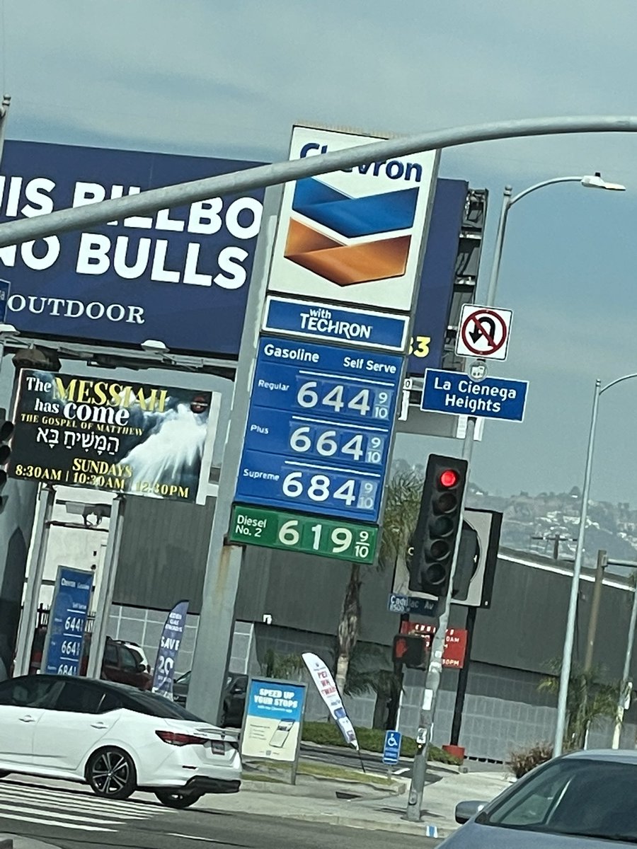 RubinReport's tweet photo. Holy shit gas prices in Los Angeles… https://t.co/V4Oylihd0C