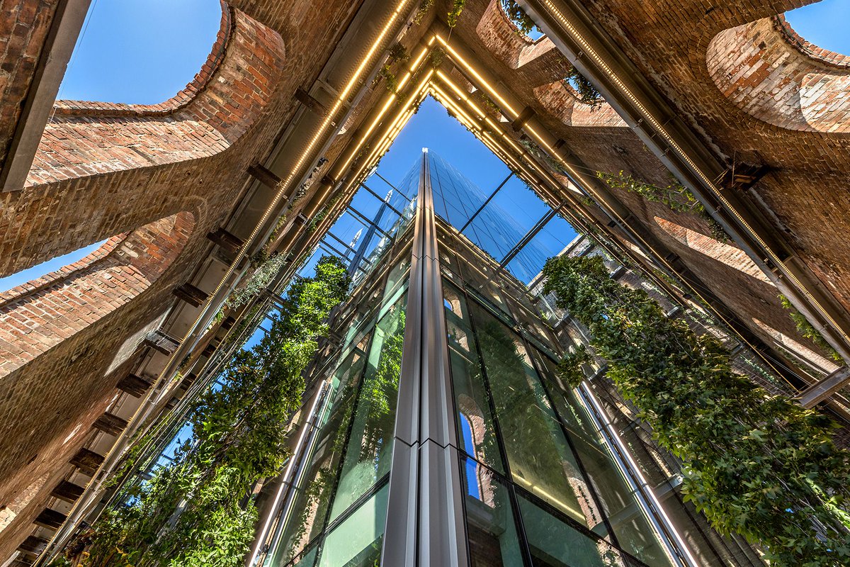 archinect's tweet photo. PAU-designed The Refinery at Domino reopens Brooklyn's most iconic building to the modern workplace 

https://t.co/kh9o4YshN3 

📸 Max Touhey #NewYorkArchitecture #AdaptiveReuse #WorkplaceDesign https://t.co/dBqZJBuUoS