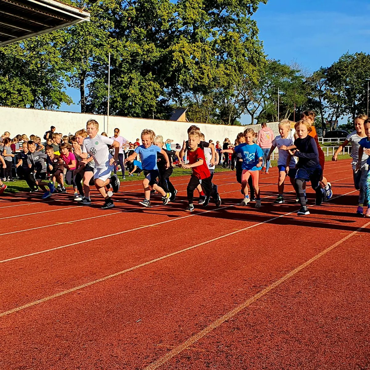 KSB_AltmarkWest's tweet photo. Heute Sportabzeichentag mit der Jeetzeschule im Stadion von #salzwedel https://t.co/ktEnB9jIcM