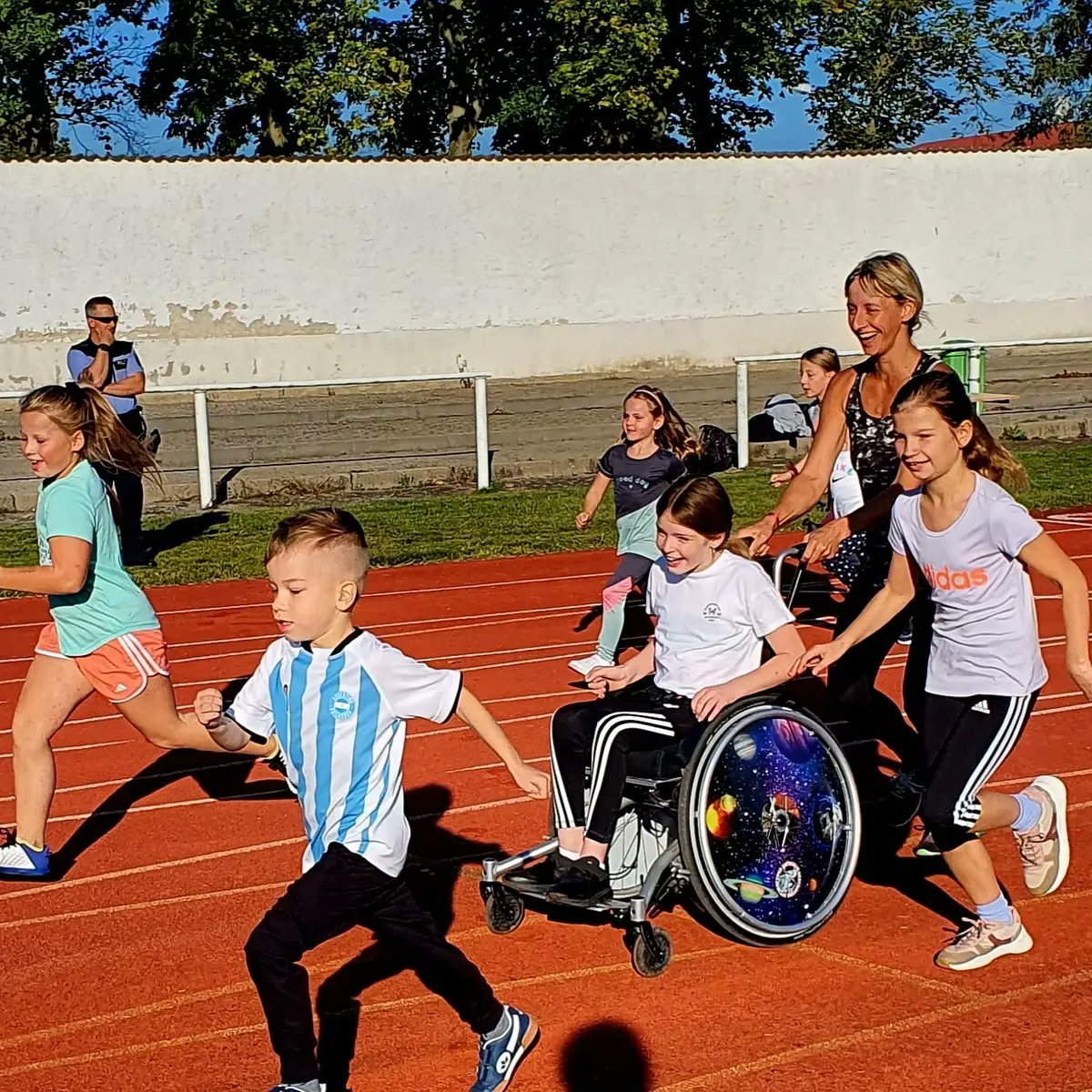 KSB_AltmarkWest's tweet photo. Heute Sportabzeichentag mit der Jeetzeschule im Stadion von #salzwedel https://t.co/ktEnB9jIcM