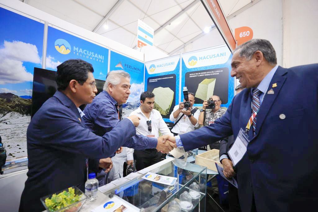 MinemPeru's tweet image. ✅ #PERUMIN36 | Vera Gargurevich también llegó al stand de la empresa Macusani Yellowcake, cuyo plan es desarrollar la primera mina de litio en Perú.