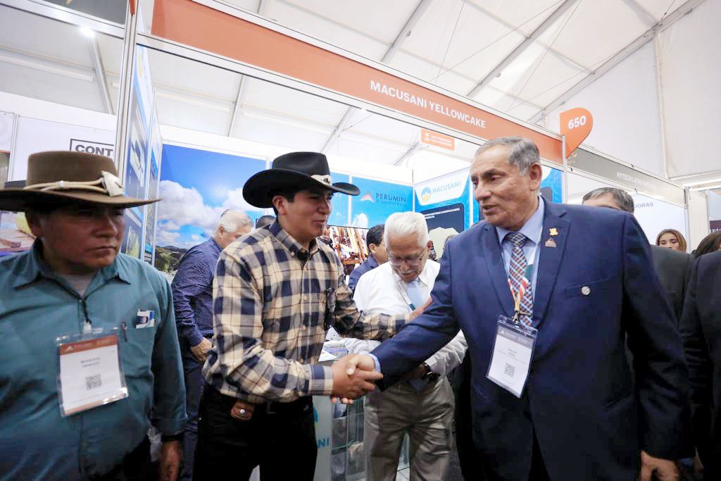 MinemPeru's tweet image. ✅ #PERUMIN36 | Vera Gargurevich también llegó al stand de la empresa Macusani Yellowcake, cuyo plan es desarrollar la primera mina de litio en Perú.