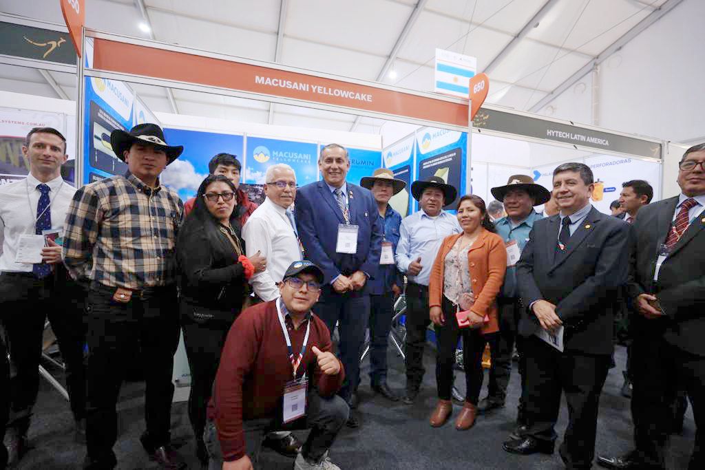 MinemPeru's tweet image. ✅ #PERUMIN36 | Vera Gargurevich también llegó al stand de la empresa Macusani Yellowcake, cuyo plan es desarrollar la primera mina de litio en Perú.