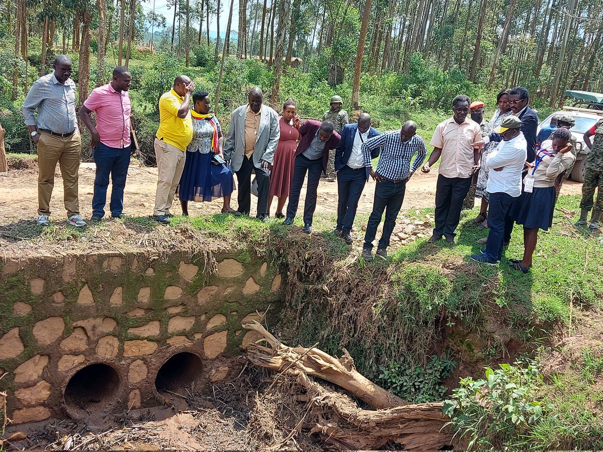 jkmuhwezi's tweet photo. Today, we inspected the roads in Rukungiri District and convened the district roads committee to discuss the progress of road construction and maintenance projects. I am pleased to report that 85% of the roads in the Rukungiri are being maintained and rehabilitated @UNRA_UG https://t.co/V2ptNmiZNx