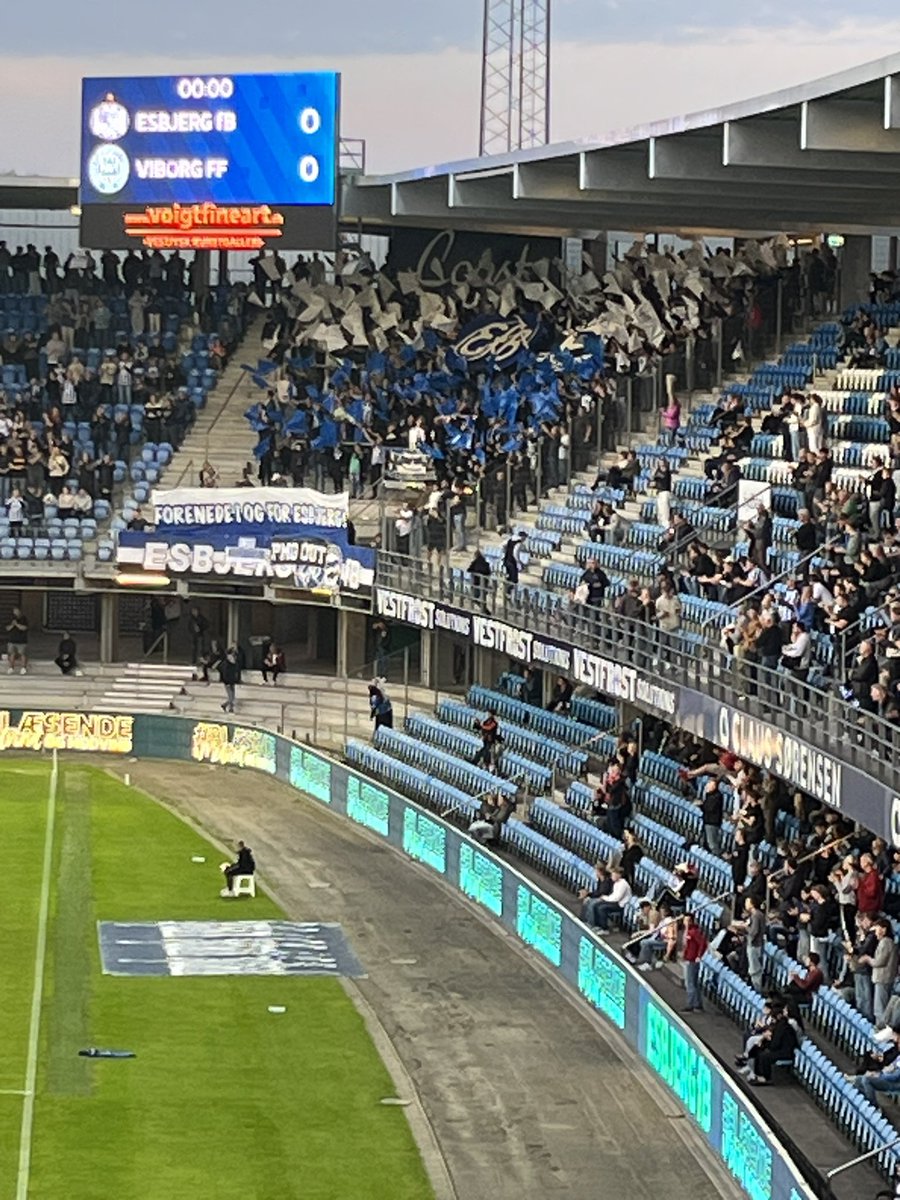 tometermanden's tweet photo. Spiller vi sådan i Superligaen, så bliver det ikke til mange point. Men vi gik videre. Til gengæld en respektaftvingende indsats af Esbjergs fans som forhåbentlig er tilbage i Superligaen inden for en overskuelig fremtid! #efbvff https://t.co/IX8HdhvzVW