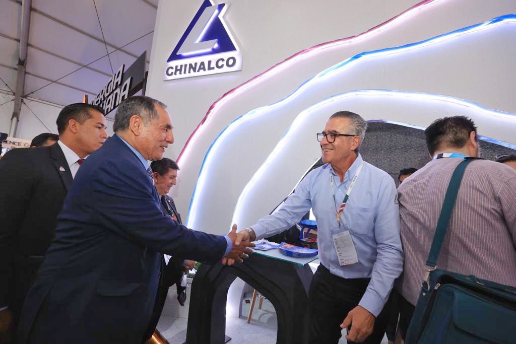 MinemPeru's tweet image. 📍 En el stand de la minera Chinalco, el ministro Oscar Vera fue recibido por funcionarios de la empresa que informaron los avances de la ampliación Toromocho - Fase II que ejecutan en Junín. #PERUMIN36