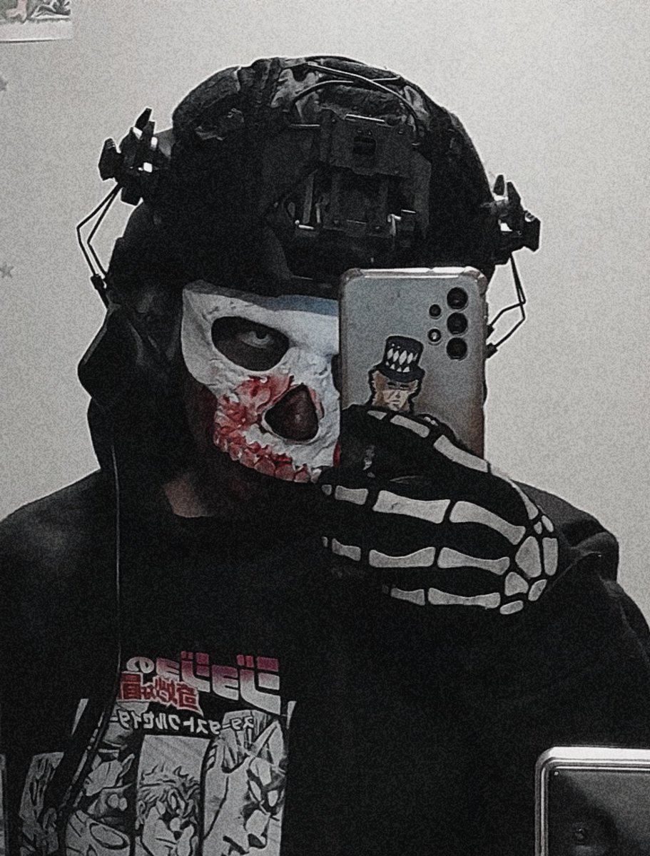 sasfalcon's tweet photo. COSTEST!!!  If only I had a better helmet that doesn't make the earphones wonky.... There's still a LOT of work to do like roughen up the mask and darken the blood... Get a new helmet maybe?! https://t.co/ZMuheKc242