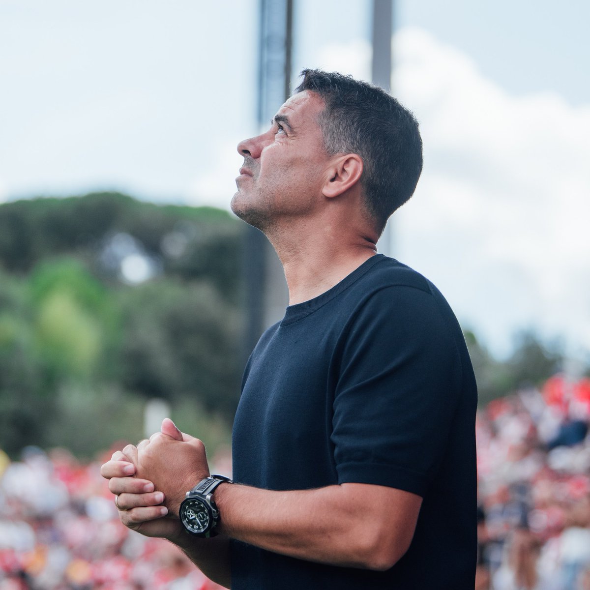 - Diu “la fred” i li crida “què cardes” a Daley Blind si rifa una pilota al minut 95.
- Carnet de Girocleta per pujar a Montilivi.
- Sap que les braves del König ja no són el que eren, però les continua demanant.

Míchel Sánchez, catedràtic del futbol i líder de Primera.